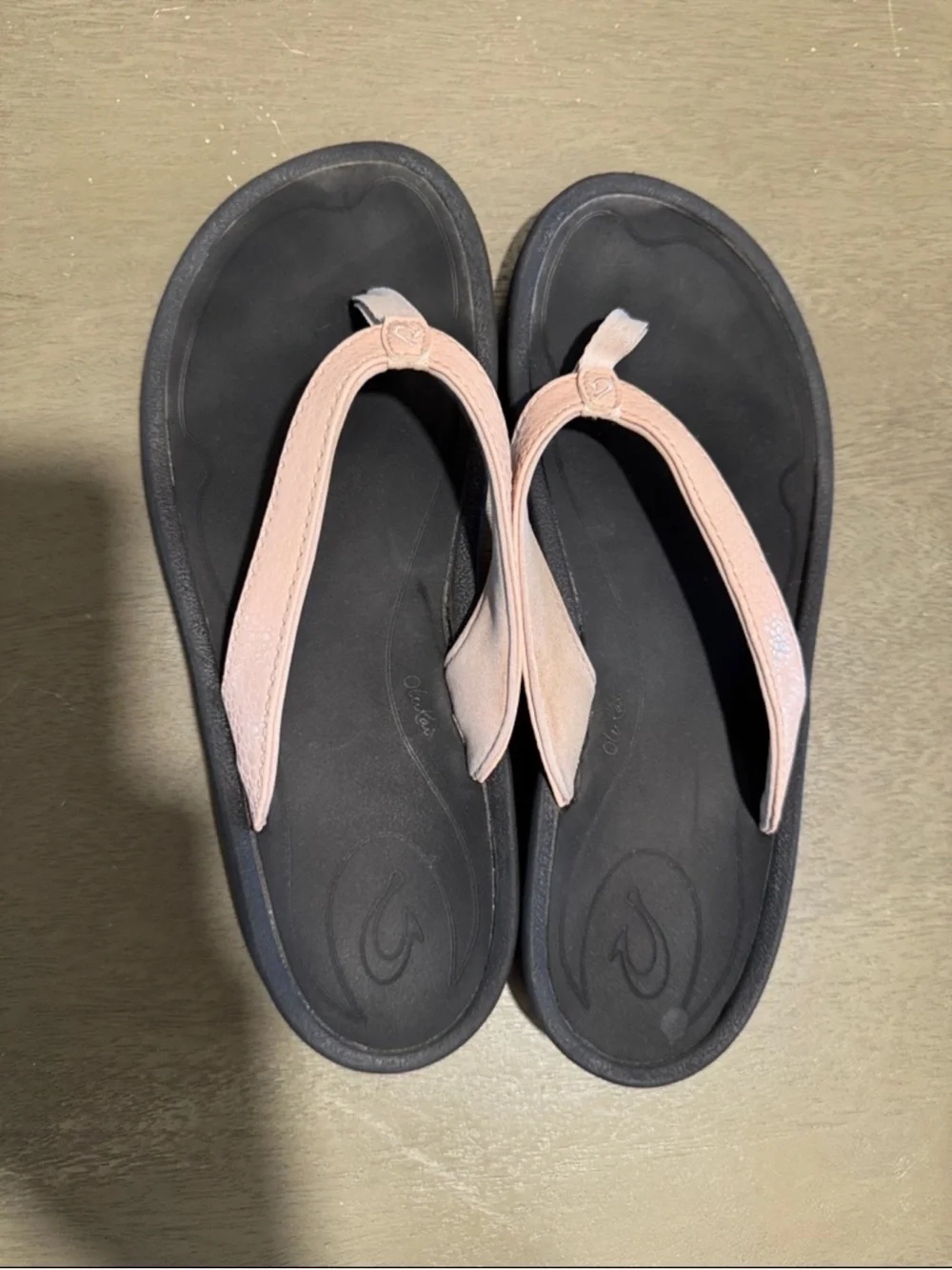 OluKai Women's Pink and Black Leather Thong Sandals 9 - Picture 2 of 9